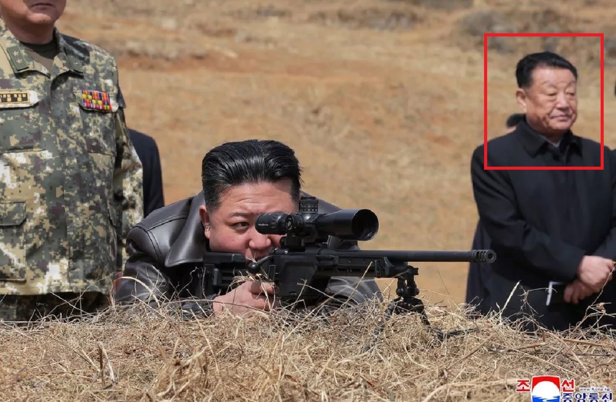 Kim Jong-un poses for photos: இந்த கறுமம் எல்லாம் போட்டோ ஷூட்: பார்கவே தெரிகிறது !