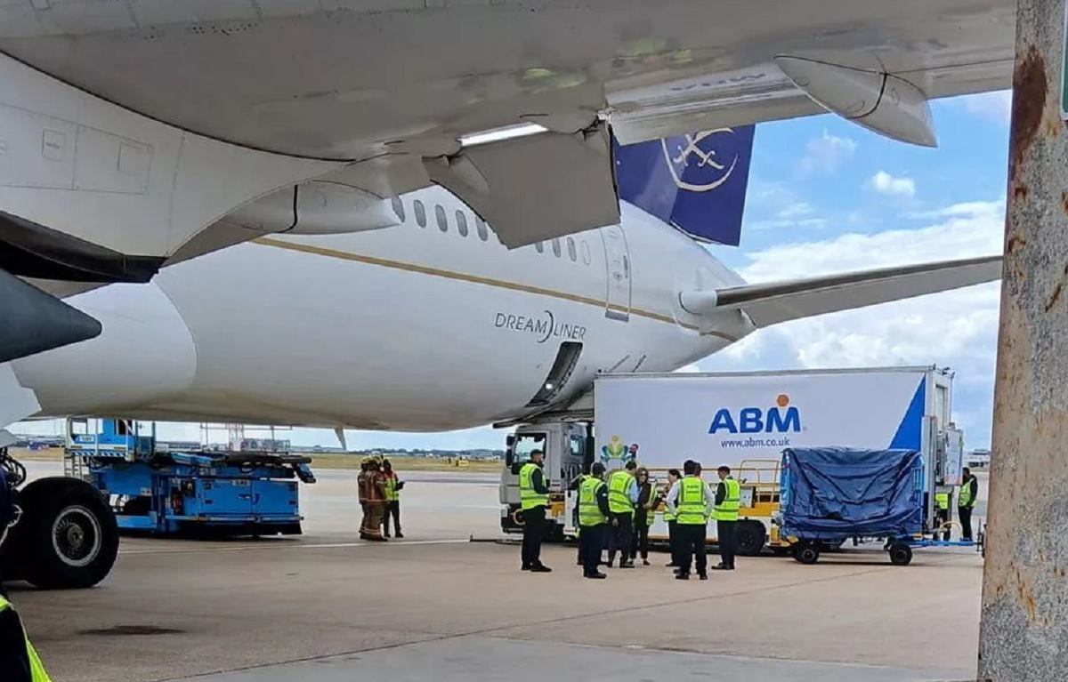 சவுதி விமானம் மேல் லாரி மோதியது- Heathrow விமான நிலையத்தில் பதற்றம் !